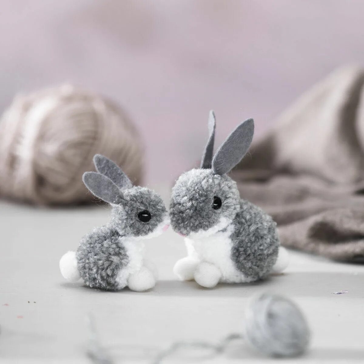 поделка зайчик из бумаги. поделки из бумаги своими руками для детей. зайчик игрушка из ткани. пасхальный кролик поделка. изготовление зайчика.