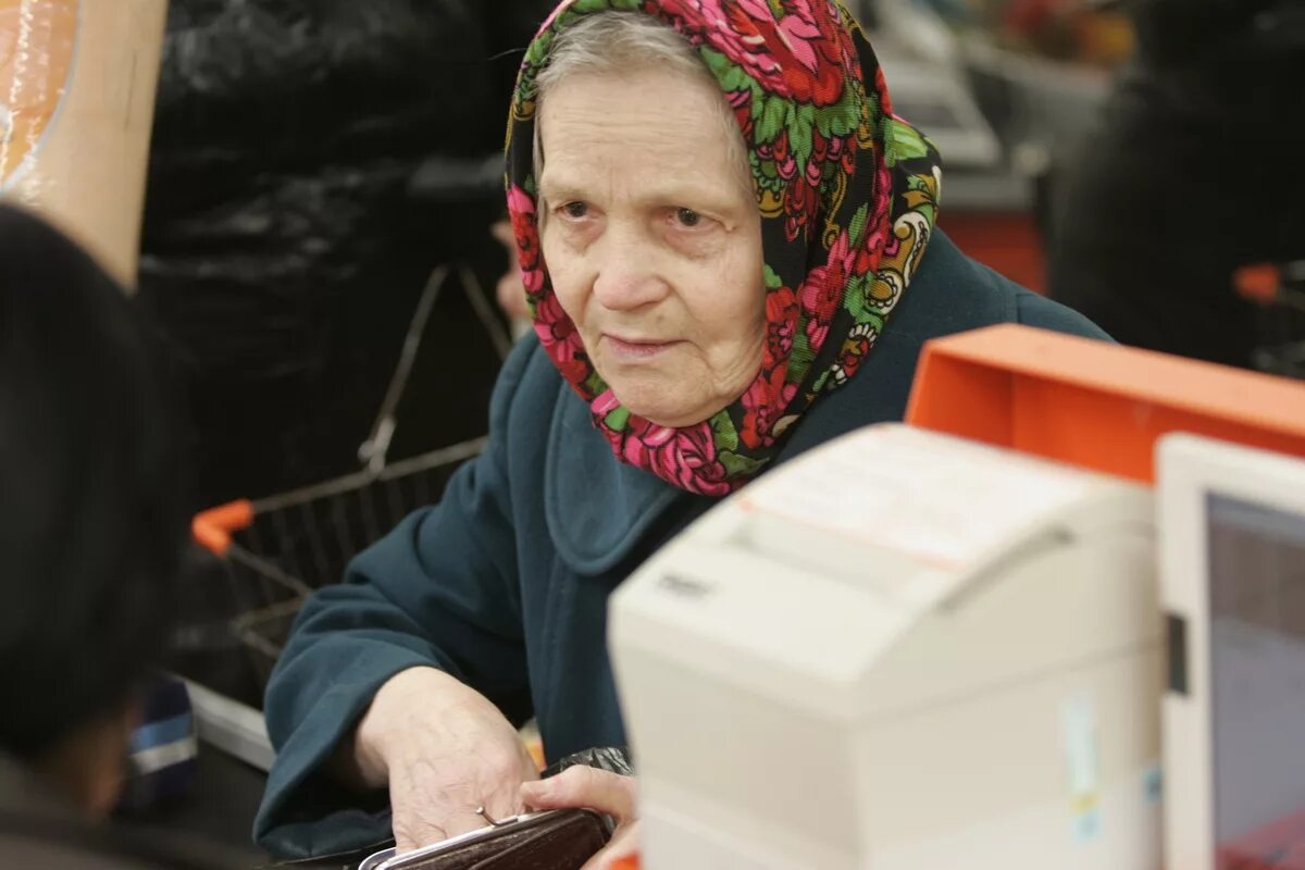 Бабушка получила. Бабушка на кассе. Бабушка в магазине. Бабуля в кассе. Бабушка на кассе в магазине.