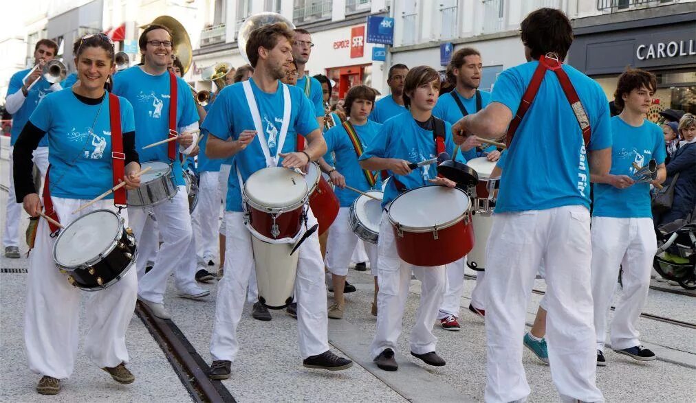 Слушать французов. Fête de la musique во Франции. Музыкальный праздник во Франции. Французские музыканты. Фестиваль в Париже.