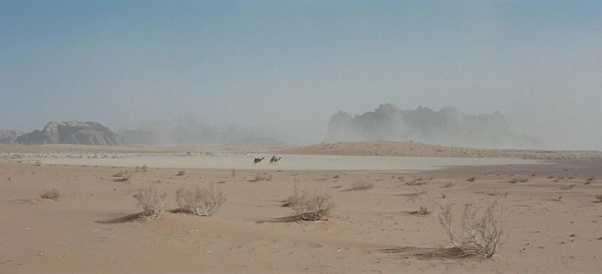 Оптическое явление в пустыне. Мираж природное явление. мираж в пустыне явление. мираж в пустыне сахара. верхний мираж в пустыне.