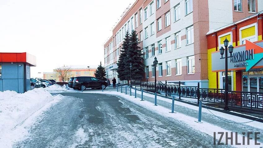 Аксион ижевск улица. Торговый центр аксион ижевск. дк аксион ижевск парковка. фок аксион ижевск. аксион ижевск концертный зал.
