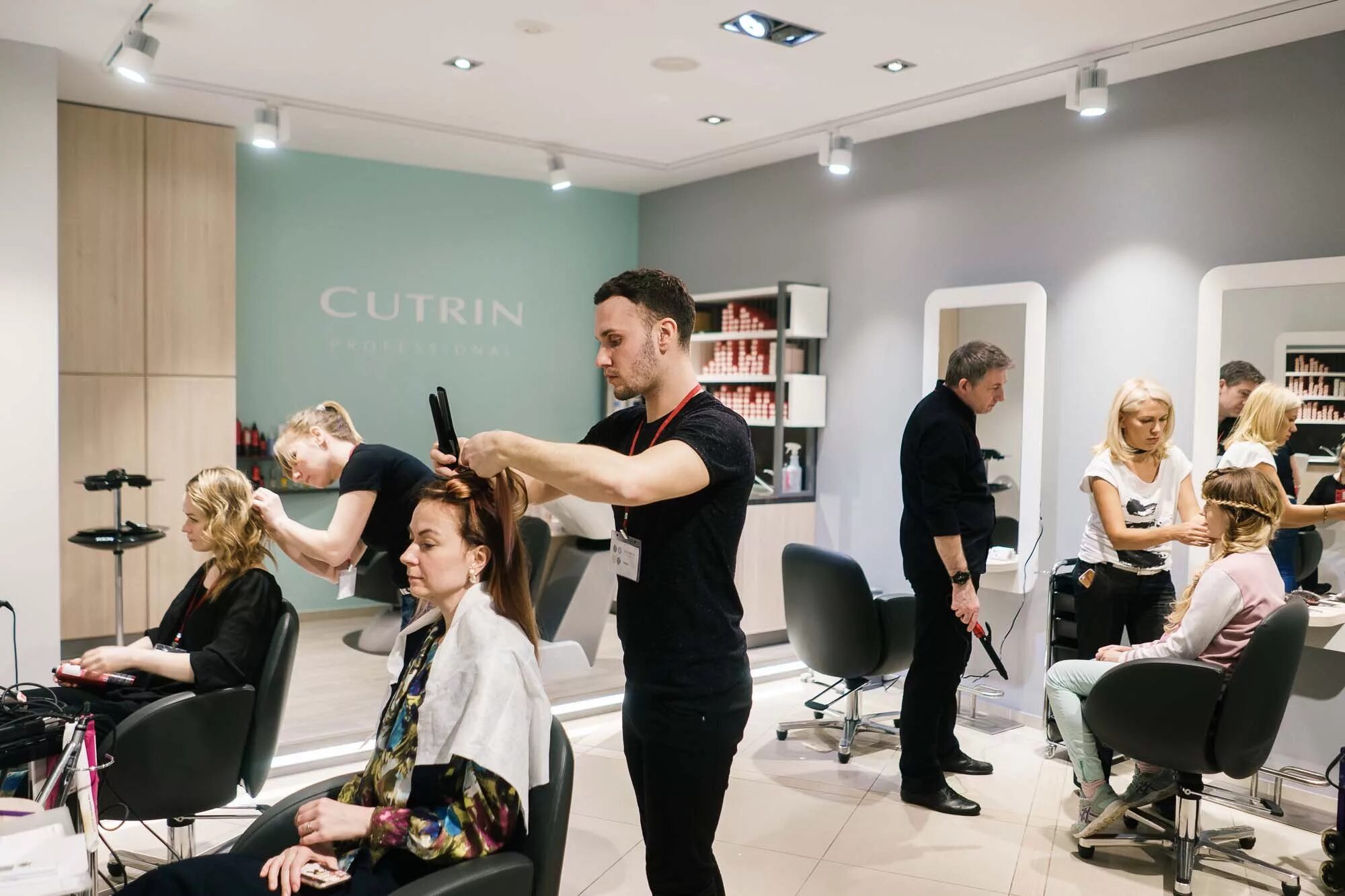 девушка в парикмахерской. в салонах перед тем как. салон красоты девушка. мастер маникюра и педикюра. фотосессия в салоне красоты.