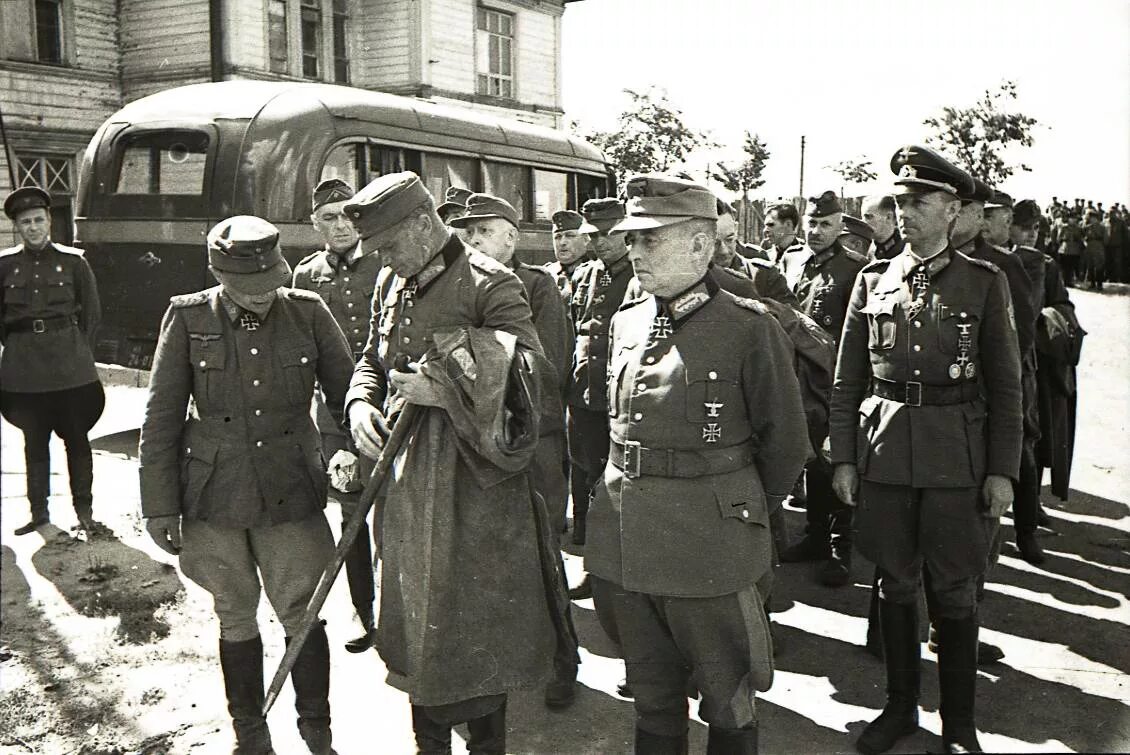 Фашисты были в москве. Парад военнопленных немцев в Москве 1944. Пленные немецкие генералы в Москве 1944. Пауль фёлькерс.