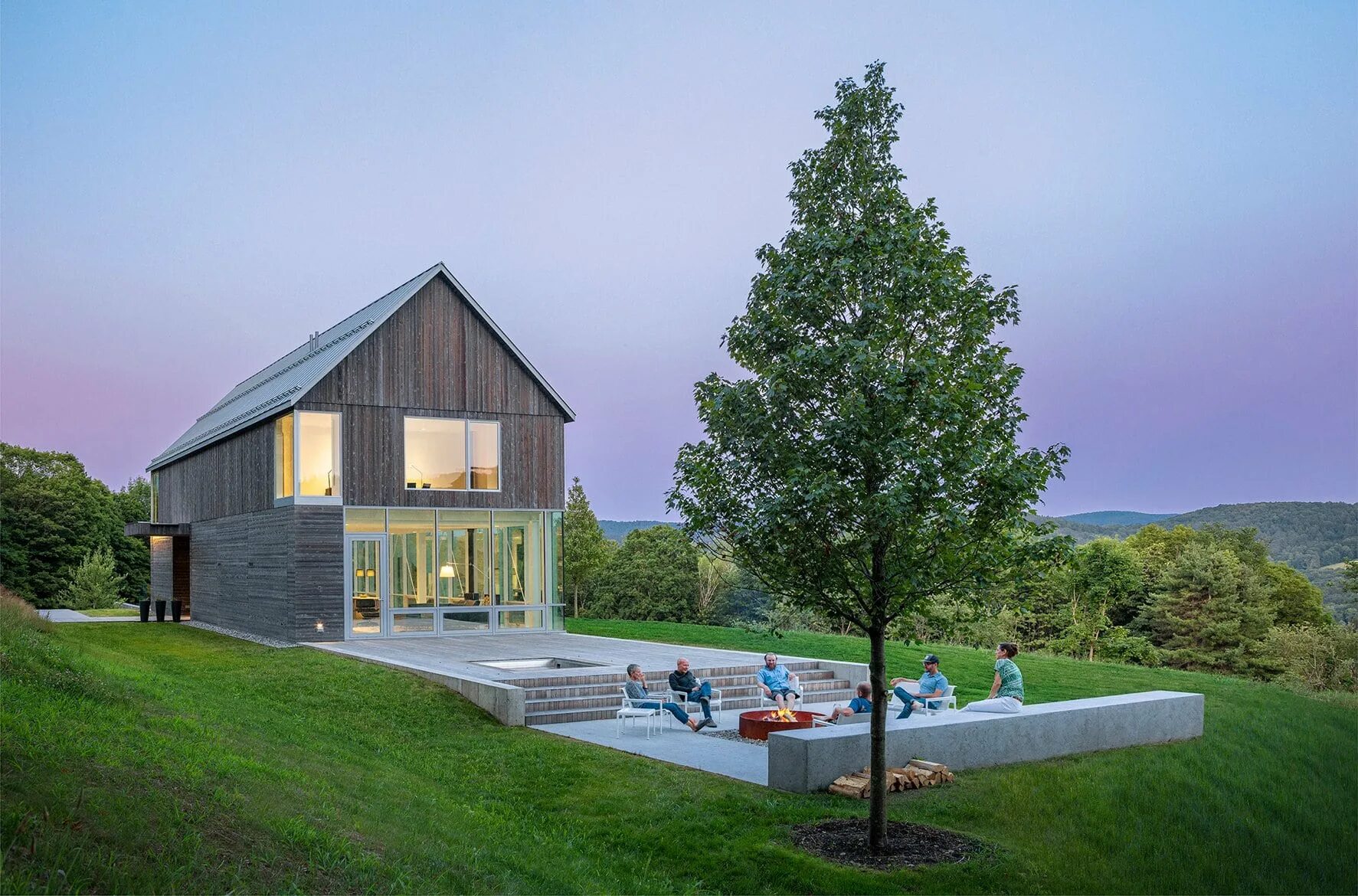 Норвежско шведский барнхаус. Barn House на склоне. Дом на склоне барнхаус. Барнхаус ландшафт.