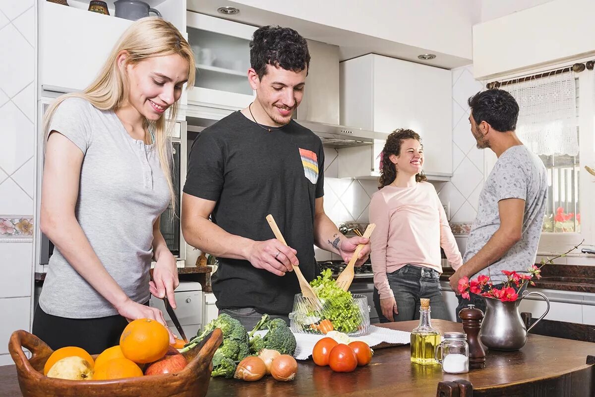 Cook dinner предложение. Готовка с друзьями. Готовим вместе. Готовка еды вместе. Семья на кухне.