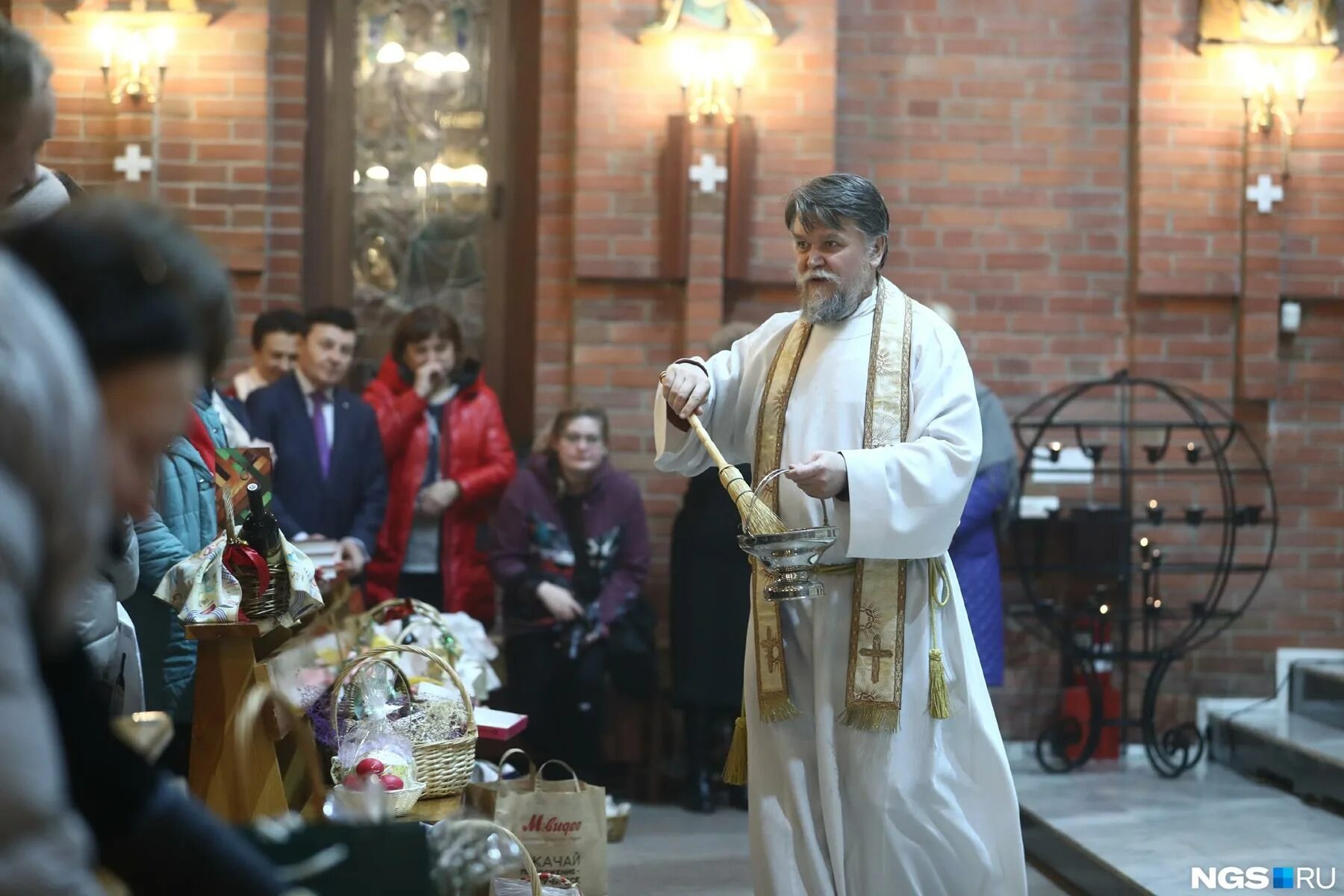 Какого числа католическая в 2025. Пасхальная служба. католический храм. католическая пасха. католическая пасха празднование.