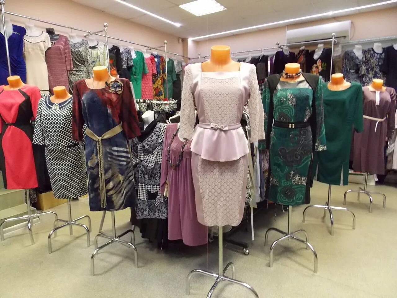 Где купить белорусскую одежду. Платья на рынке. Ассортимент платьев. Женская одежда на рынке. Женские платья на рынке.