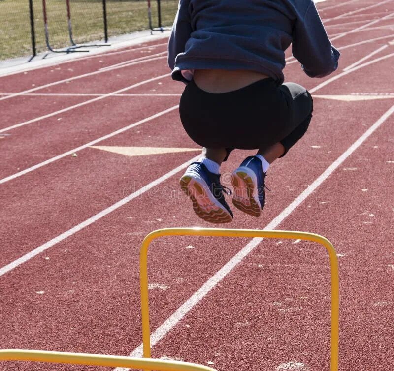 Прыжки через барьеры двумя ногами. Сколько людей занимаются квадробикой. Японец кеничи ито. Квадробика. Кеничи ито рекорд.
