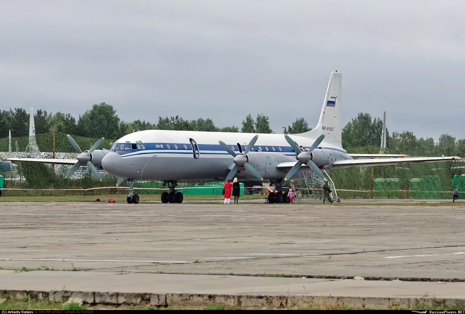 Новый ил 18. Ил-18 RF-91821. Ил 18 75713. Ил 18 циклон. Ил-18 Иваново.