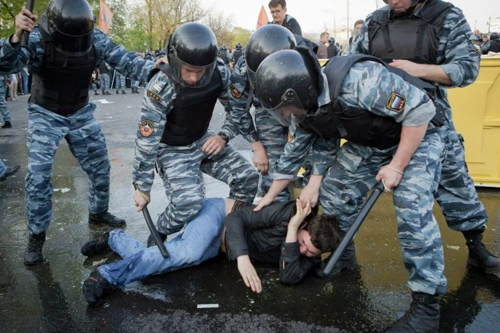 Полиция избивает человека. Полиция избивает человека