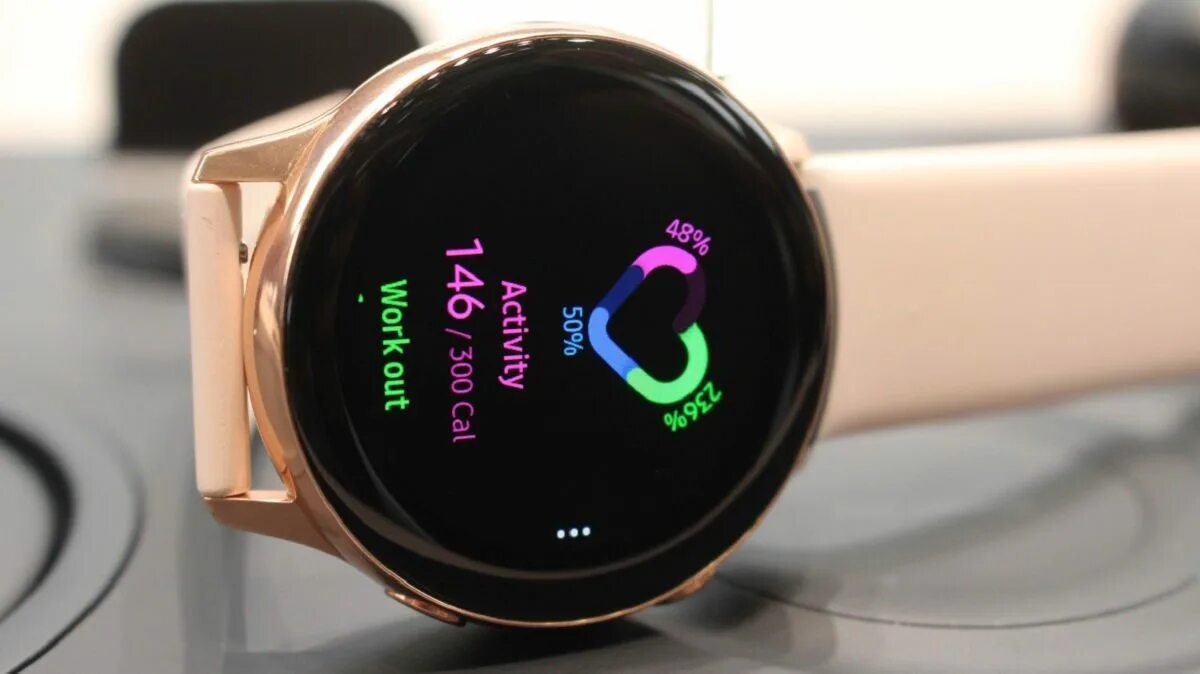 Зарядка галакси вотч 4. Samsung watch Active 2 пудра. Galaxy watch Active беспроводная зарядка. Зарядка от часов самсунг вотч Актив 2. Часы galaxy зарядка