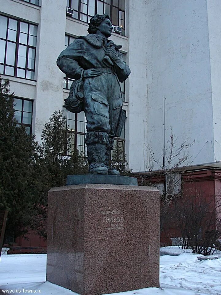 Памятник гризодубовой на кутузовском проспекте. Памятник гризодубовой на кутузовском проспекте. Гризодубова памятник на кутузовском. Гризодубова памятник. Памятник гризодубовой.