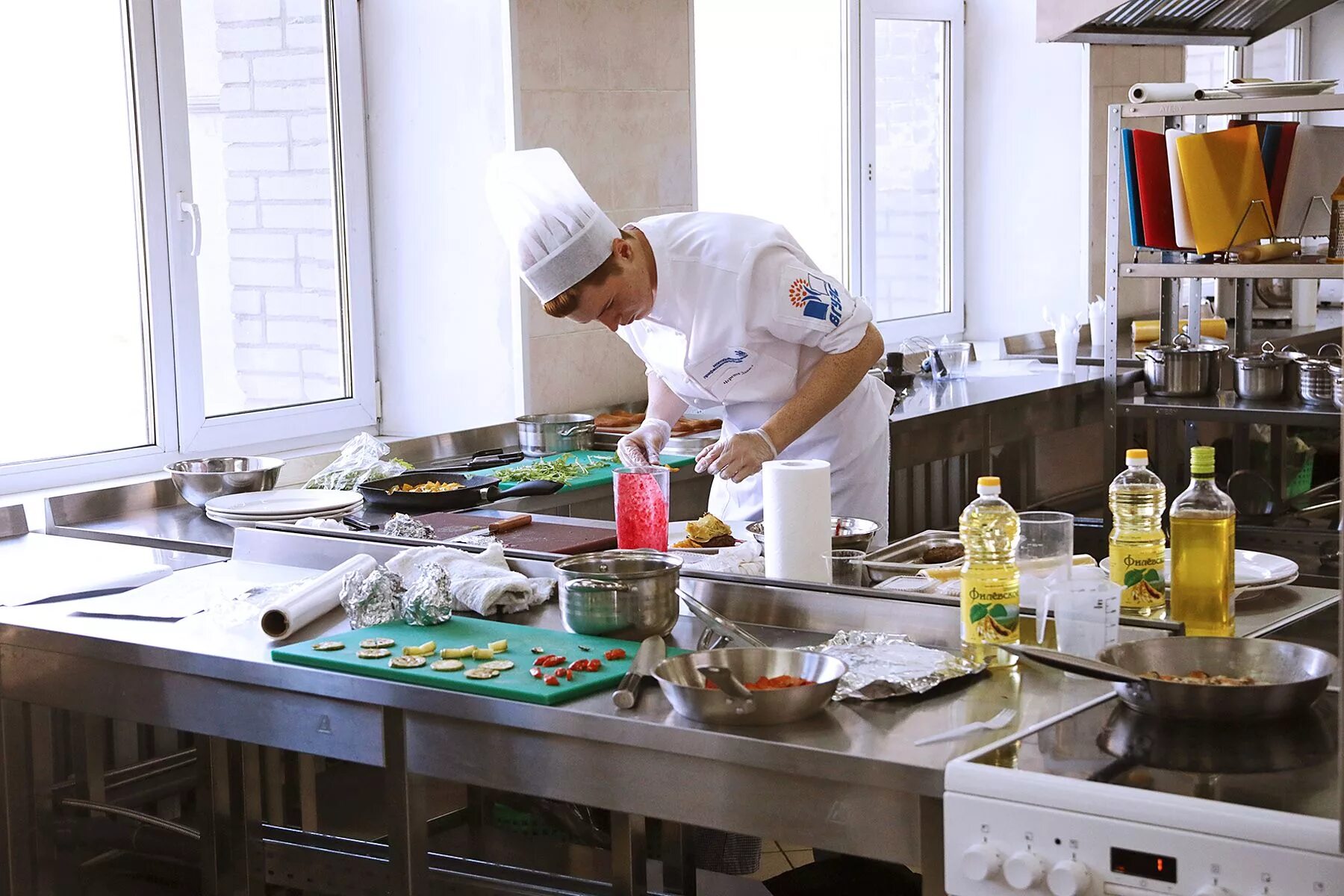 Квалификация поваров. Профстандарт шеф повар. Шеф повар огонь. Команда поваров. Форма повар worldskills.