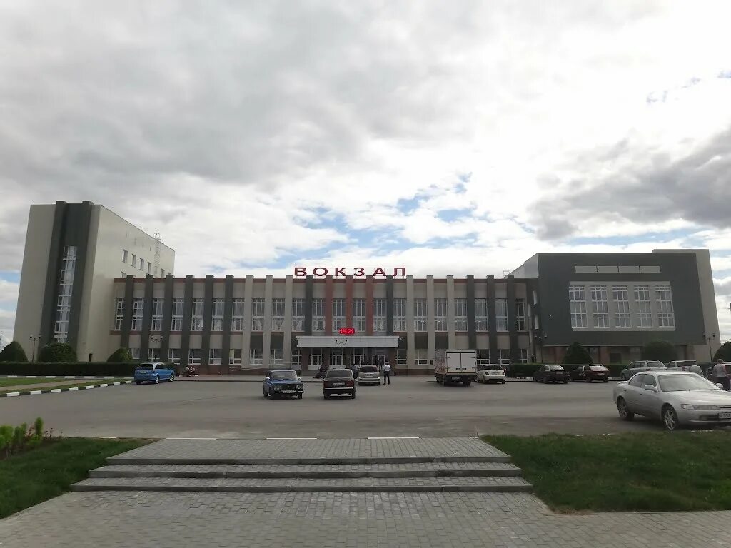 Вокзал города Барабинск. Барабинск Привокзальная площадь. Привокзальная площадь вокзал Барабинск. ЖД вокзал города Барабинска.