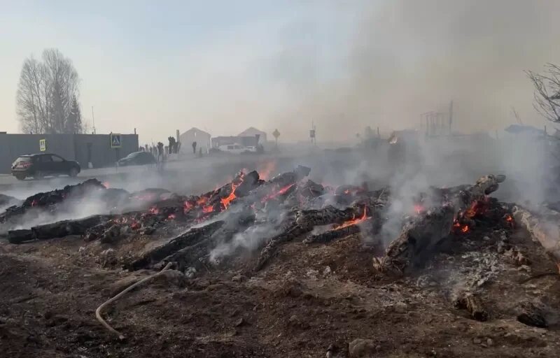 Пожарные на пожаре. П песочный пожар 26 апреля. Пожар. Пожар на даче. Пожар.