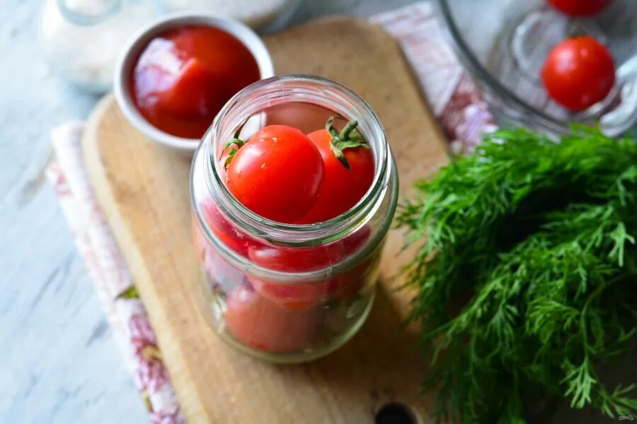 Помидоры на зиму пальчики оближешь. Кетчуп с помидорами. Помидоры с мятой. Помидоры на зиму самый вкусный. На зиму заготовили 57 л томатного