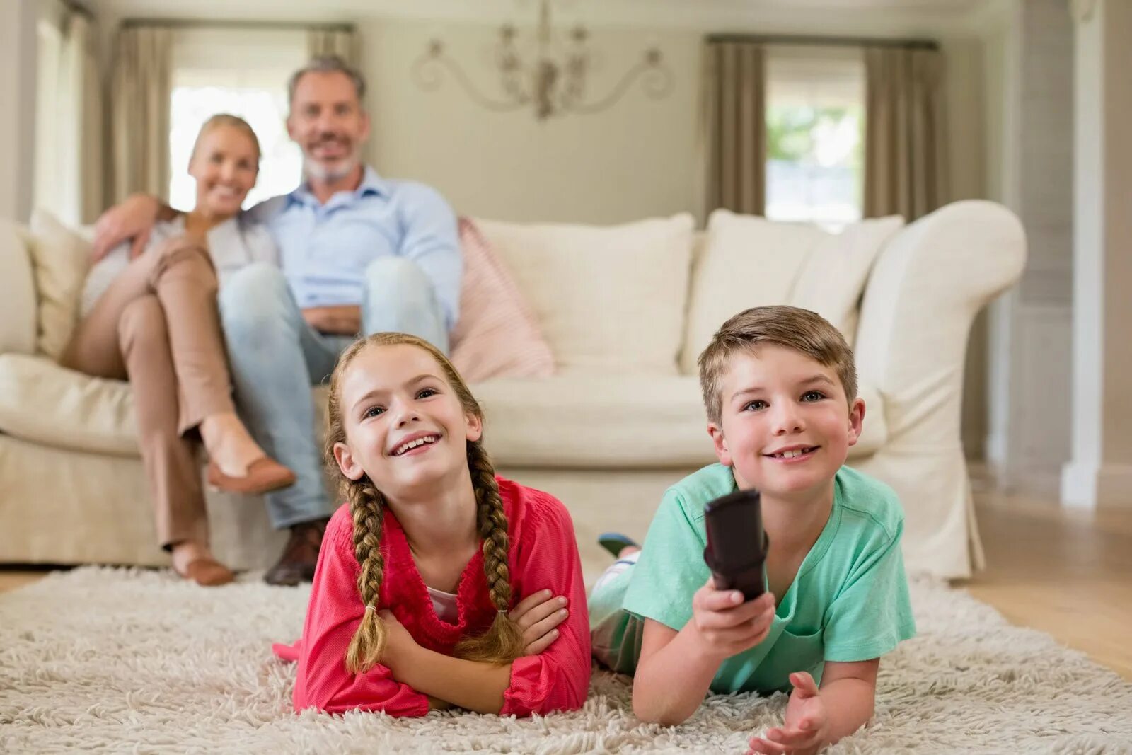 Kids watching tv. Семья у телевизора. Дети с родителями смотрят телевизор. Телевизор для детей. Дети возле телевизора.