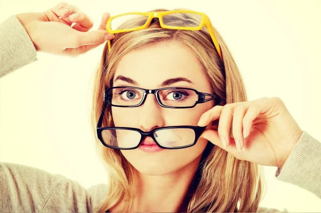 девушка в очках щурится. улучшение зрения. нужно ли снимать очки. очки для близорукости. нужно ли снимать очки.