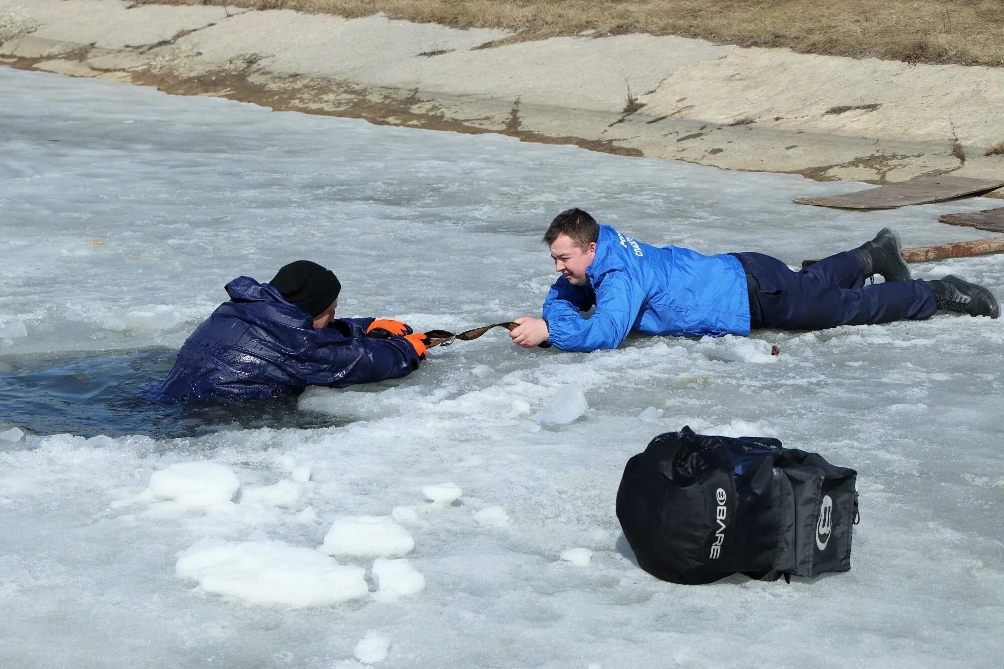 Опасный лед. Тонкий лед. Человек провалился под лед.