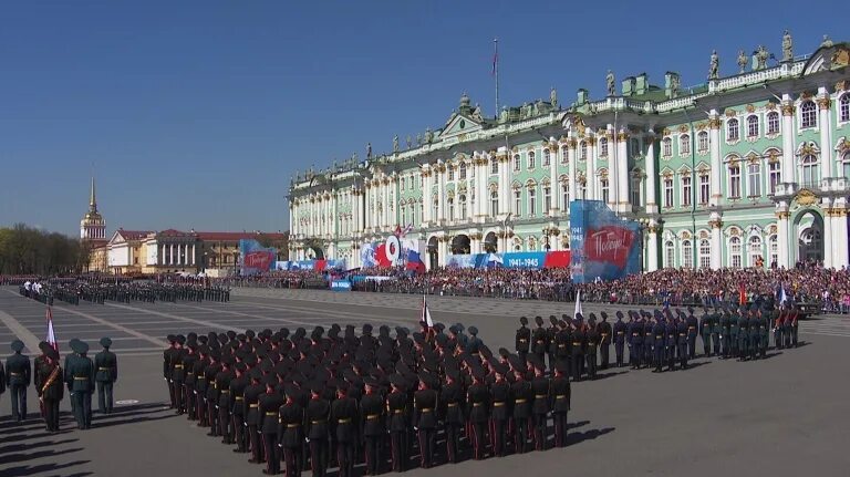 Какой будет май в санкт петербурге. Дворцовая площадь в Санкт-Петербурге парад. Дворцовая площадь парад. Дворцовая площадь парад Победы. Парад на Дворцовой площади 9 мая.