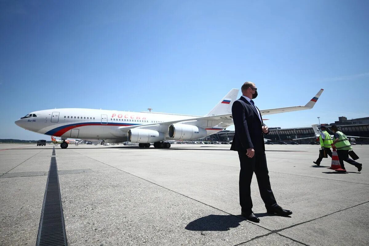 Самолет президента России Владимира Путина в аэропорту Женевы. Самолёт президента Байдена.