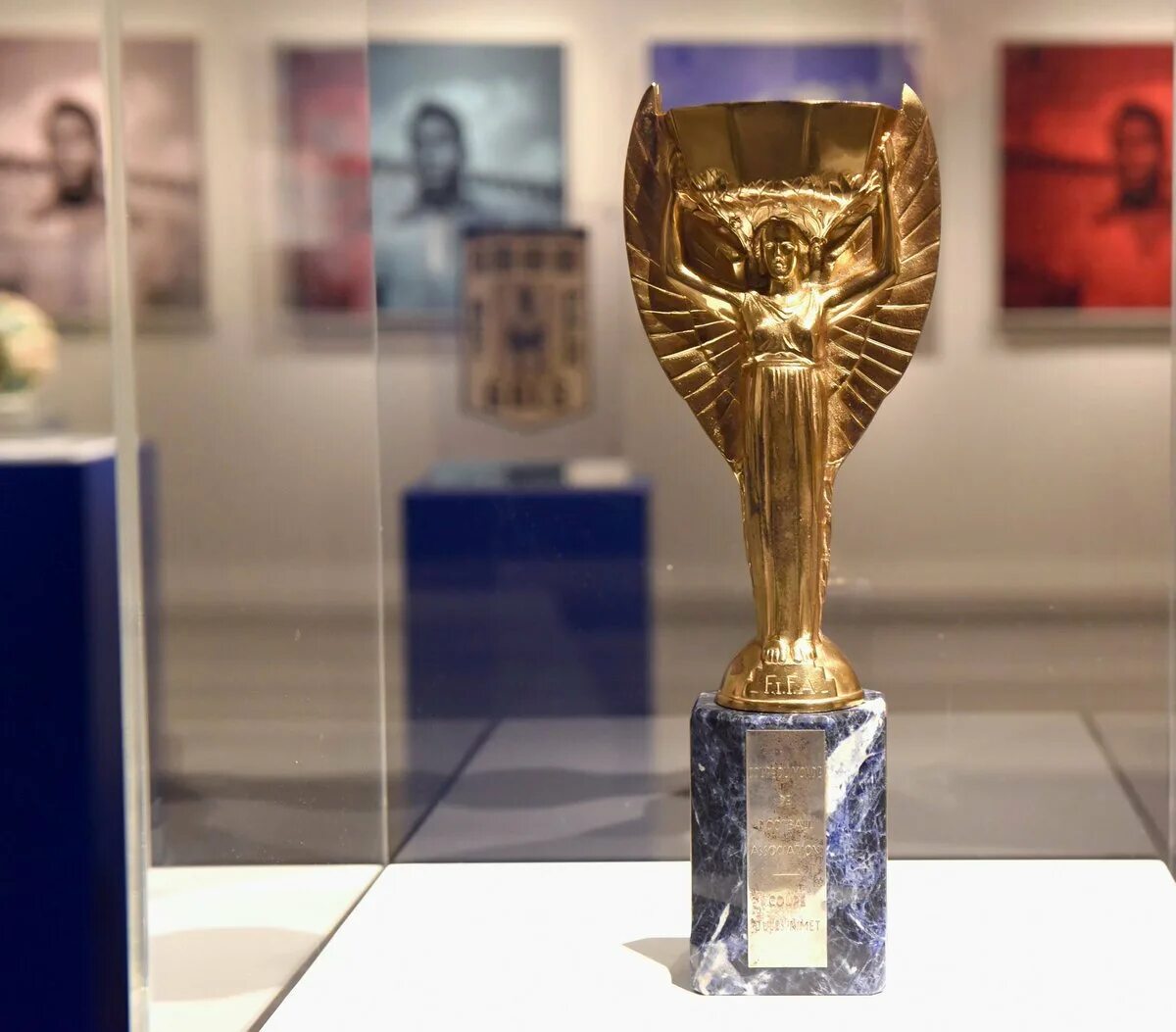 Золотая богиня кубок жюля риме. Кубок жюля риме. Жюля риме 1960. Кубок жюля риме пеле. Кубок жюля римэ.