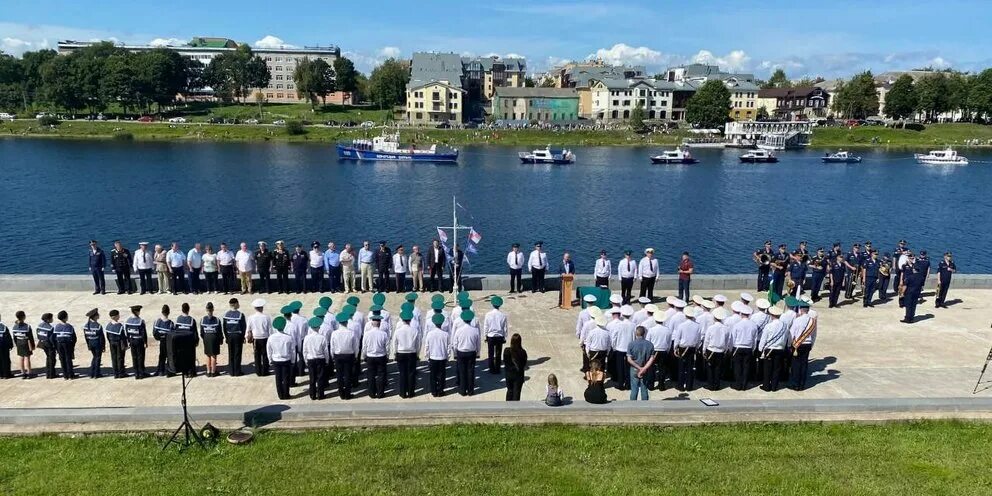 ФОТОФАКТ. Тысячи псковичей собрались на праздновании Дня ВМФ России