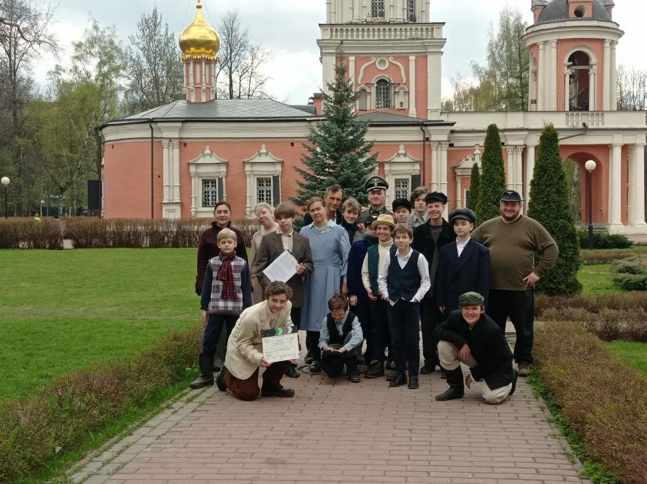 Час свиблово расписание на сегодня. Усадьба Свиблово храм Живоначальной Троицы. Школа усадьба Свиблово. Храм Живоначальной Троицы Патриаршее подворье в усадьбе Свиблово. Православная школа Свиблово.