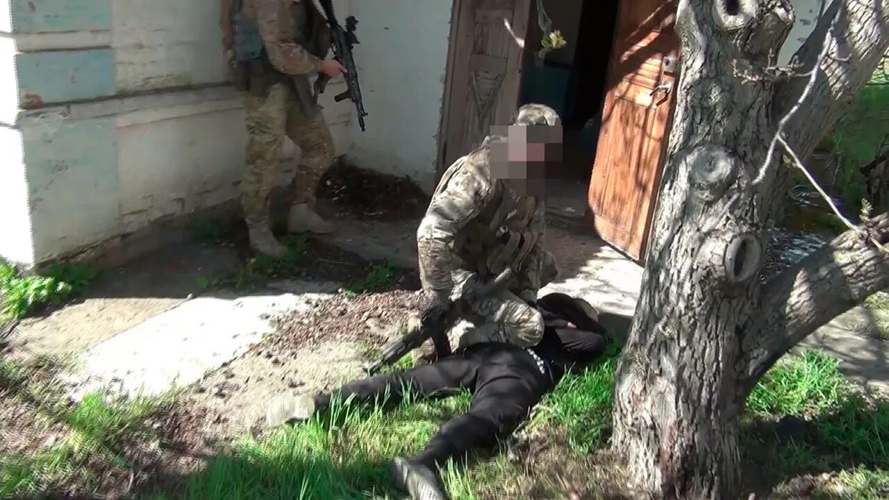 Спецслужбы задержали террористов. Задержание террористов видео. Задержание террористов видео. Задержание террористов видео. Фсб задерживает террористов.
