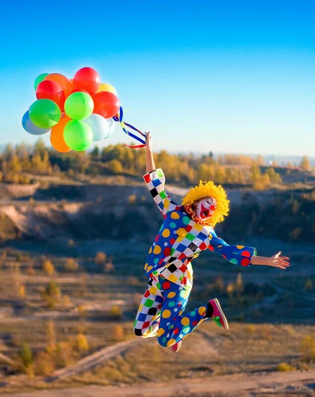 Клоун с шарами. Клоун на природе. Клоун летит. Клоуны на море. Мечта клоуна