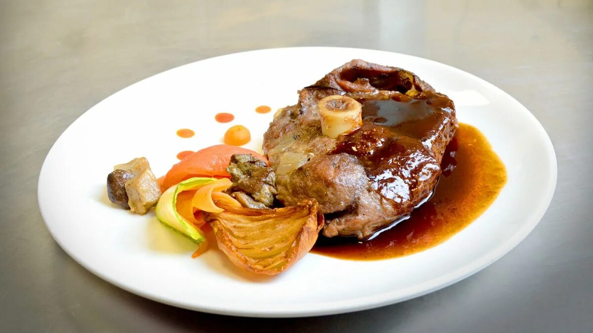 Оссобуко говяжье. Говядина голяшка оссобуко. Гарнир к оссобуко. Говядина оссобуко ~ 650г. Оссобуко из говядины джейми оливер.