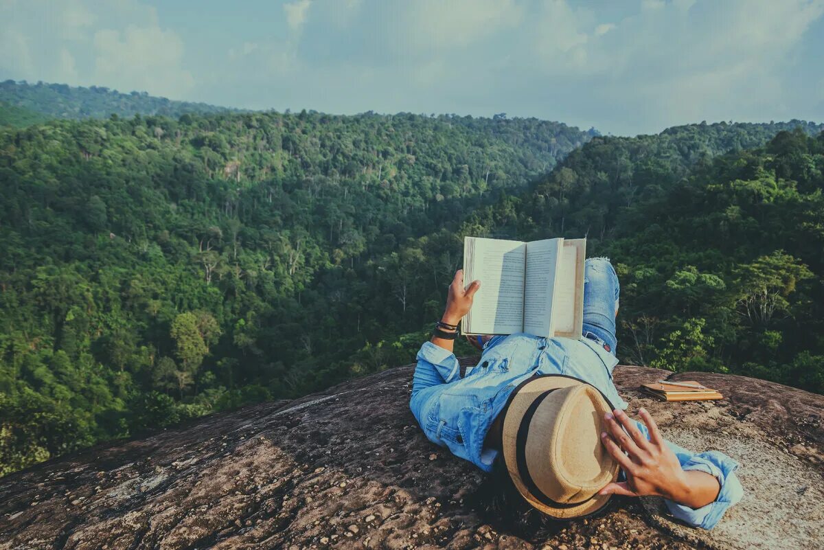 Путешествие с удовольствием. Чтение это путешествие. Книга путешествия. Чтение в горах. Люди в путешествии.