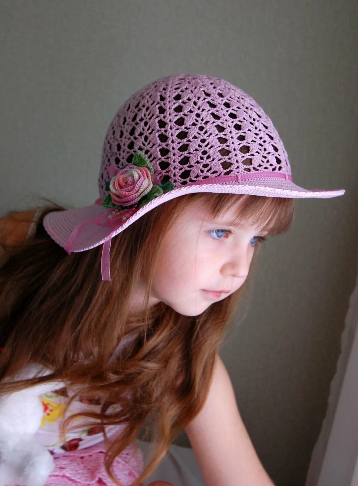 Панамка для девочки 2 года. Шляпки для девочек. Девочка в шляпе. Вязаная шляпка для девочки. Вязаная летняя шляпка для девочки.