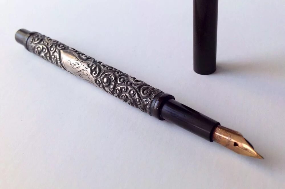 Longest pen. Перьевая ручка Ватерман. Ручка перьевая Prestige Silver. Ватерман 402. Ручка Ватерман 1884 год.