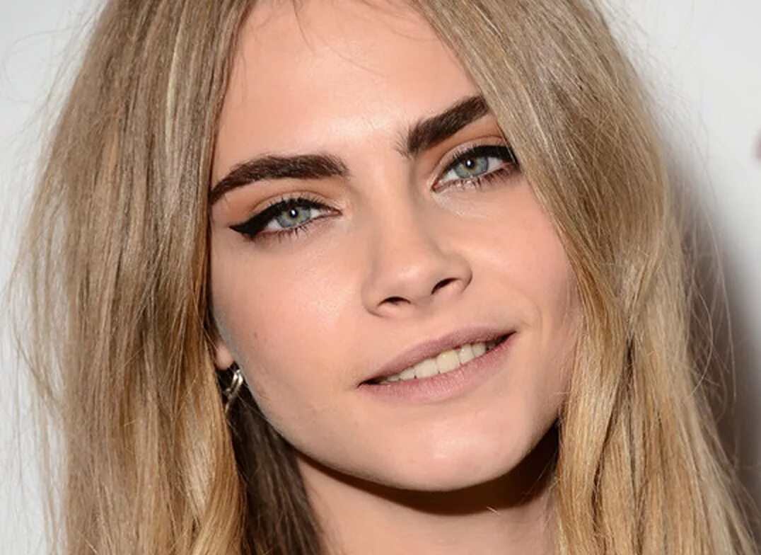 Blonde brown. Cara Delevingne Eyebrows. Густые брови. Густые брови у девушки.