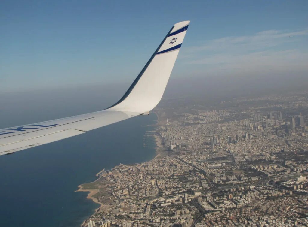 Перелет из тель авива в москву. Прямой перелет москва тель авив. Тель авив с самолета аэропорт. Вид из самолета на тель авив. Из самолет из тель.