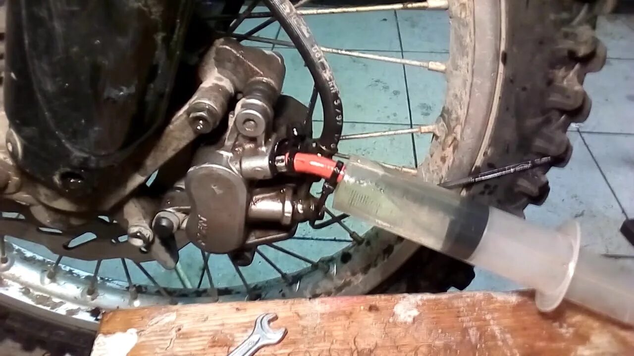 Что делать, если не прокачивается тормоз на мотоцикле (HONDA XR) - YouTube