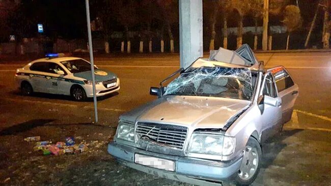 Мерседес w140 убитый. 124 удара. Удар в фехтовании. Батман фехтование. 124 битый мерседес битый.