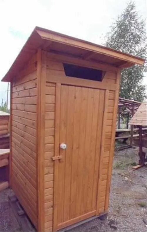 Купить крышу для туалета. Уличный туалет для дачи. Дачный туалет из вагонки. Уличный туалет из вагонки. Туалет деревянный для дачи.