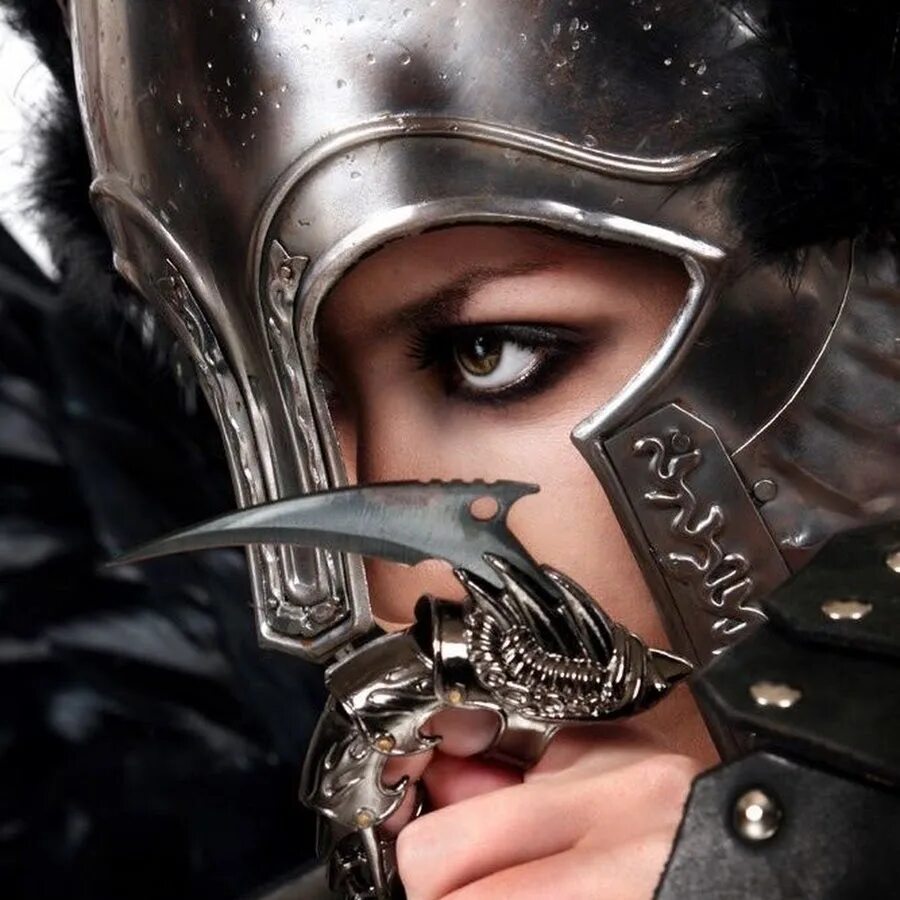 Женщина воин в шлеме. Девушка воин в шлеме. Женщина рыцарь в шлеме. Воительница в шлеме.