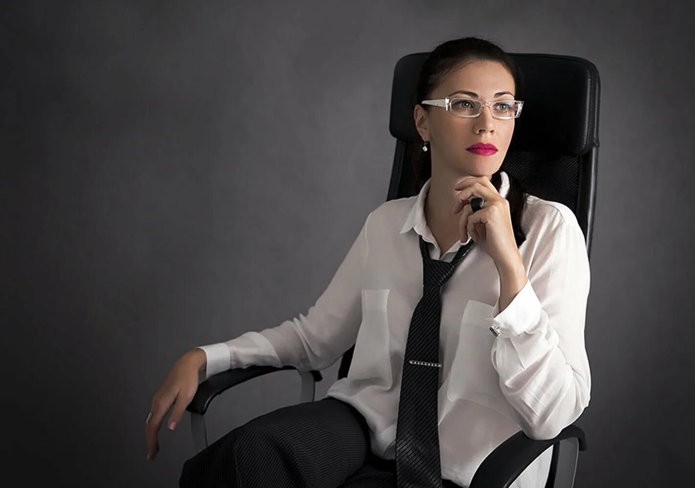 Строгая ава. Крутые фотосессии. Человек в пиджаке. Ава джентльмена. Аватарки для профиля.