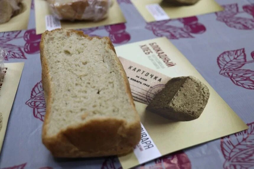 Кусочек хлеба ленинград. Кусочек хлеба ленинград. Блокада ленинграда хлеб 125. 250 грамм хлеба. Блокадный хлеб ленинграда.