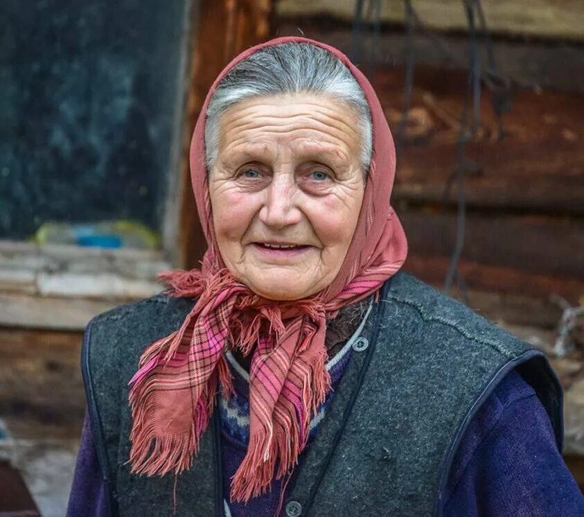 Granny с русским матом. Деревенская бабушка. Старуха в платке. Добрая бабушка. Старушка в деревне.