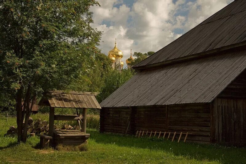 Ищу деревни работу. Витославлицы изгородь. Ипатьевская Слобода Кострома. Русская изба Витославлицы. Домик в деревне с колодцем.