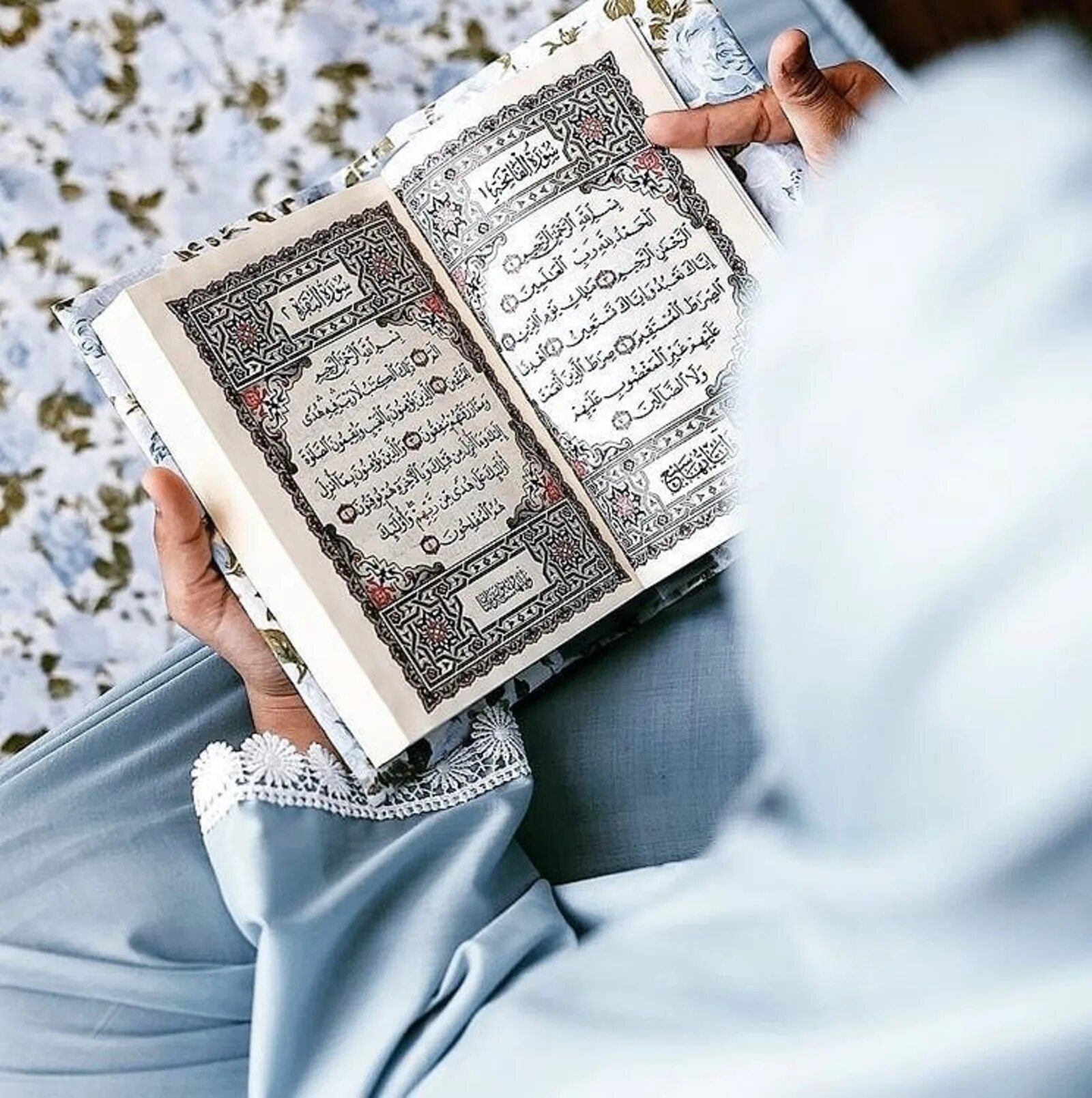 Каран слушает. Коран. Красивый Коран. Кур'АН. Коран открытый.