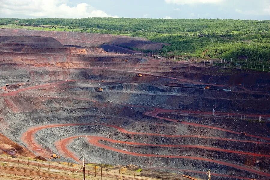 Карьер в железногорске курской. Залежи железной руды. Залежи железной руды. Костомукша добыча железной руды. Железорудные карьеры курской магнитной аномалии (кма).