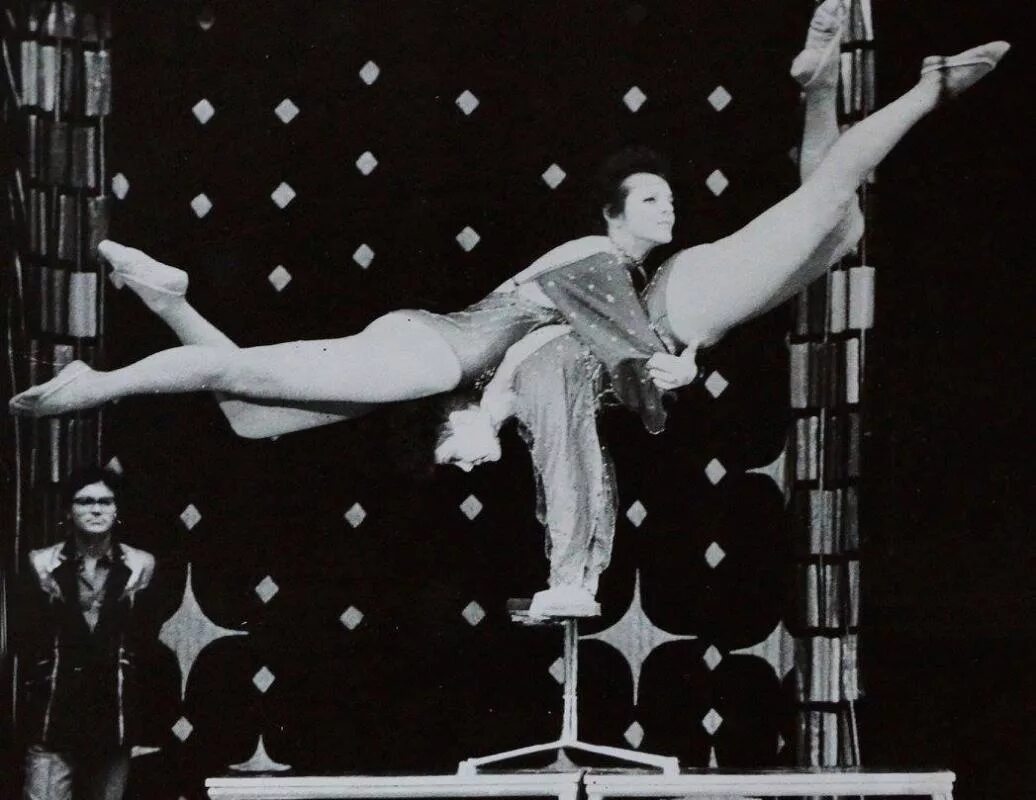 Цирковой жанр 8 букв. Эквилибристика гимнастика цирк. Женская акробатика в цирке. Советские цирковые гимнастки. Артисты цирка 70х.