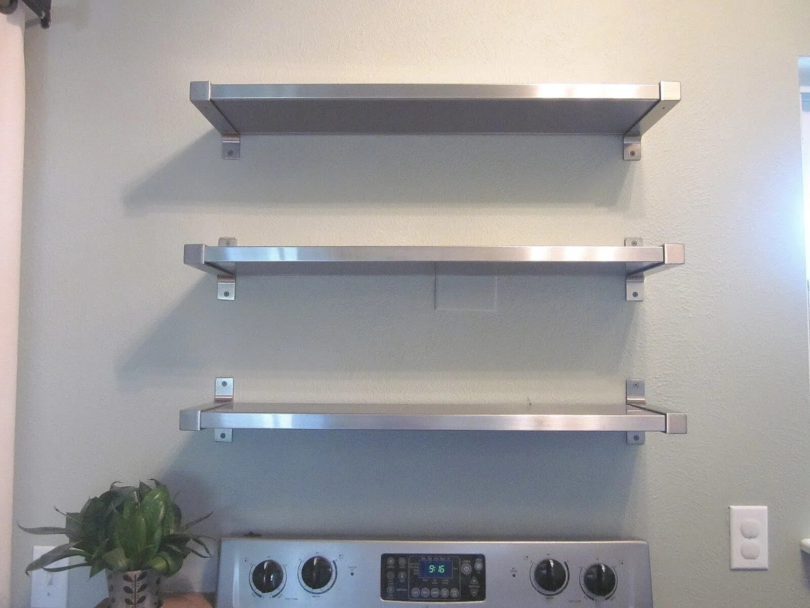 Полка "Wall Shelf-s (bas WL-001)" белая. Полка из нержавейки для кухни. Полочка из нержавейки на кухню. Полка настенная для кухонной техники. Полки для бытовой техники