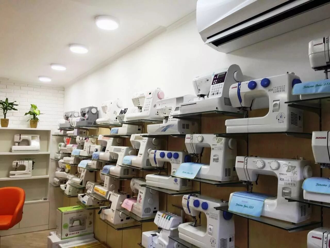 магазин швейный мир. адреса магазинов швейных машинок. витрина магазина швейных машин. мир шитья магазин. магазин швейных машин.