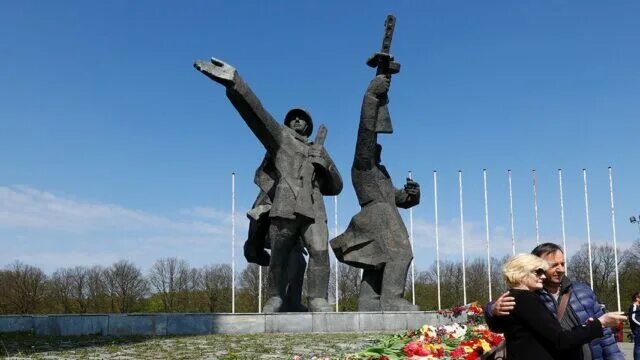 Памятник освободителям Риги. Памятник в Видном детям Освенцима. В риге запретили нести цветы